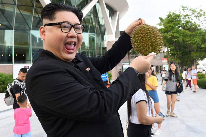 kim-jung-un-tuoi-cuoi-khoe-sau-rieng-tren-duong-pho-singapore-khien-nguoi-dan-xon-xao