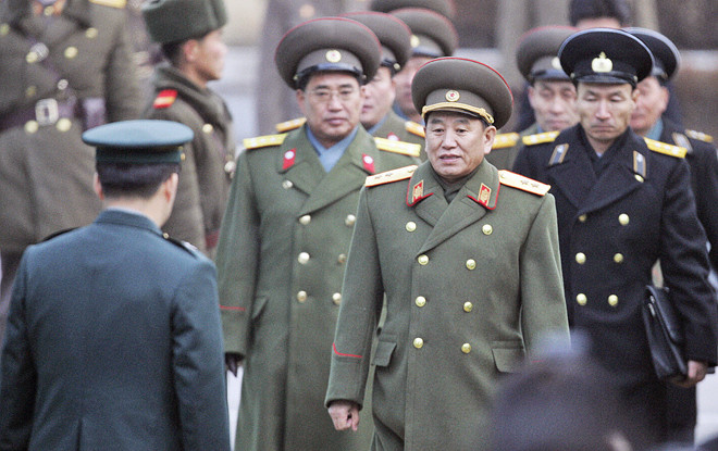 nguoi-luon-sat-canh-ben-ong-kim-jong-un--canh-tay-phai-cua-lanh-dao-trieu-tien-la-ai
