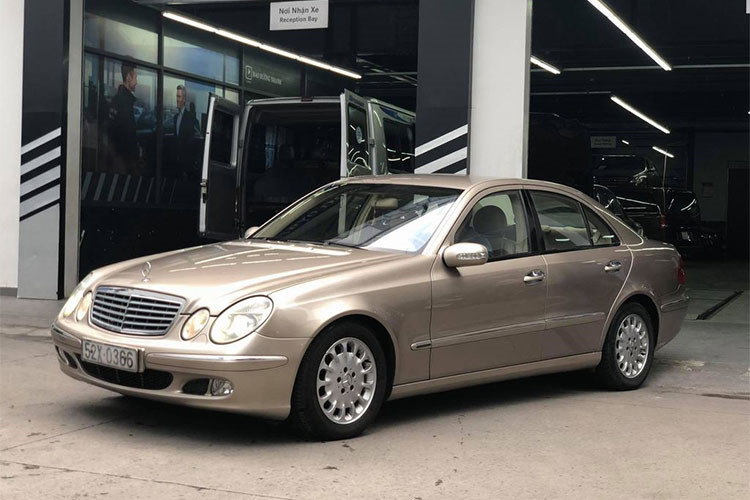 gia-mua-moi-gan-2-ty-sau-14-nam-mercedes-e240-giam-chi-con-300-trieu-dong