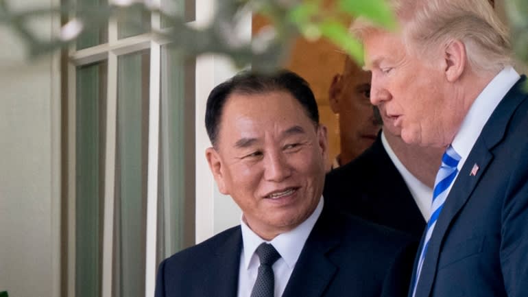 6-nhan-vat-nay-la-nhung-nguoi-co-cong-dua-ong-trump-va-ong-kim-vao-ban-dam-phan
