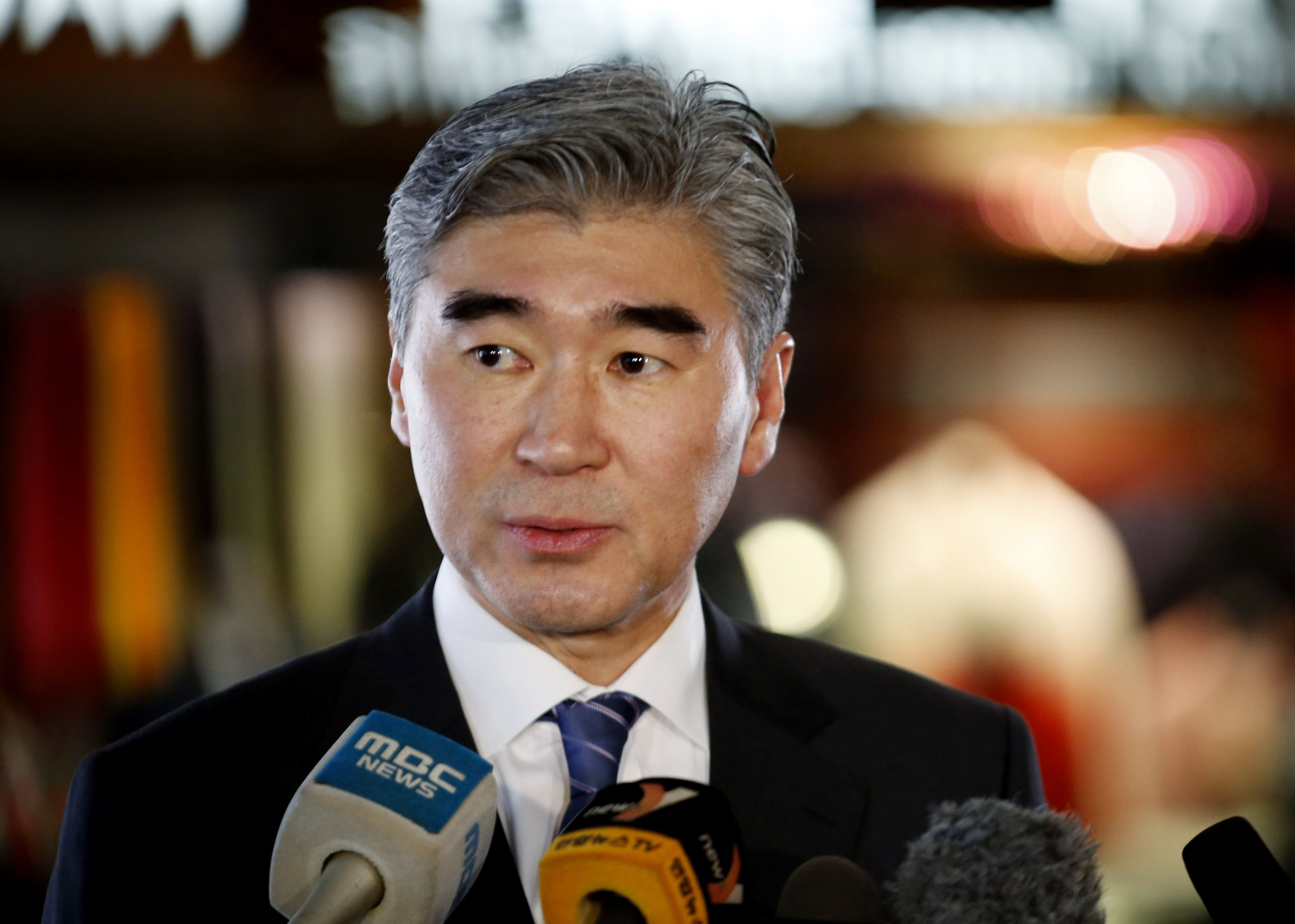 6-nhan-vat-nay-la-nhung-nguoi-co-cong-dua-ong-trump-va-ong-kim-vao-ban-dam-phan