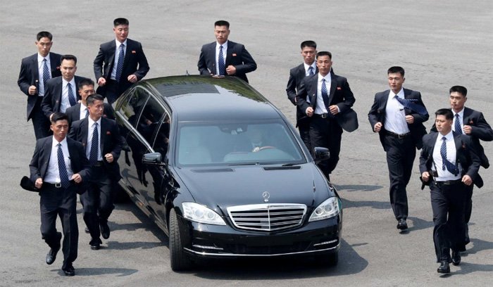 tiet-lo-thong-tin-it-biet-ve-dan-ve-si-mac-vest-den-chay-bo-quanh-xe-lanh-dao-kim-jong-un