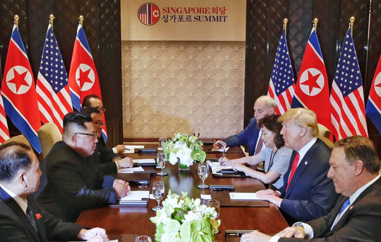 nu-thong-dich-vien-luon-xuat-hien-ben-canh-ong-trump-trong-phong-hop-my--trieu-la-ai