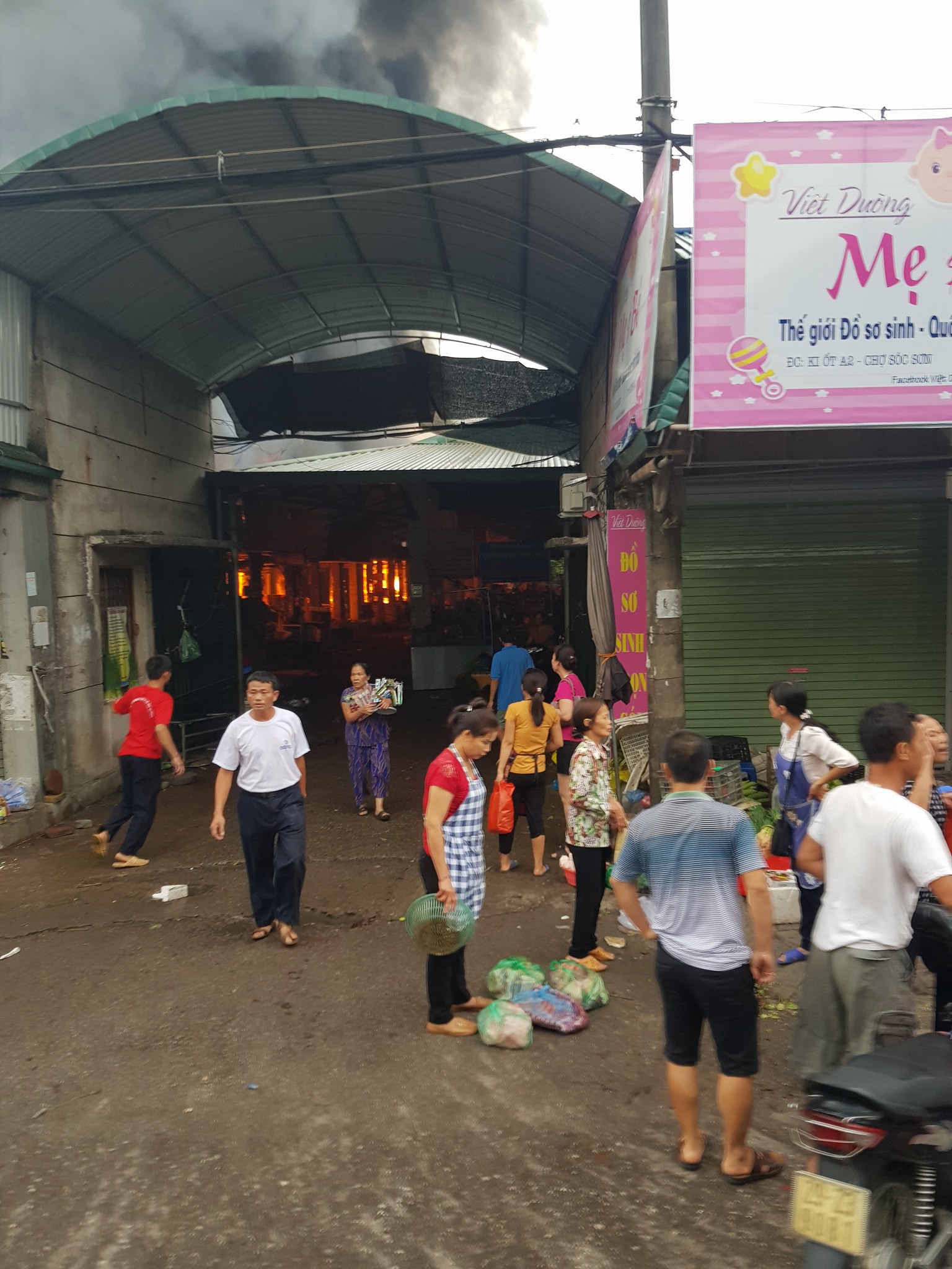 tin-tuc-moi-nhat-vu-chay-lon-cho-soc-son-hang-nghin-m2-bi-thieu-rui