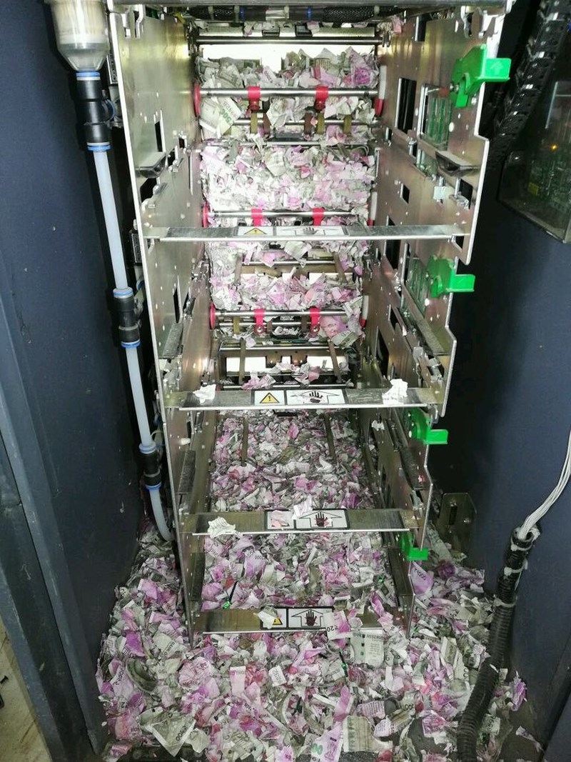 hy-huu-hon-400-trieu-dong-trong-may-atm-bi-chuot-can-nat-gio-chi-thanh-dong-giay-vun