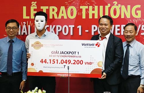 xo-so-vietlott-tho-xay-quang-binh-giau-ten-deo-mat-na-nhan-thuong-hon-44-ty-dong