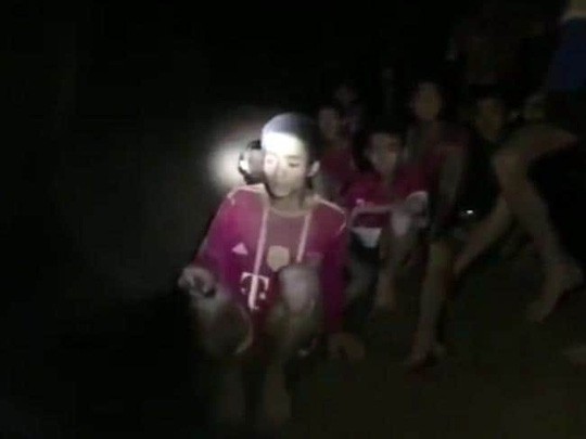 vi-ly-do-gi-ma-doi-bong-thai-lan-song-sot-than-ky-sau-nhieu-ngay-mac-ket-trong-hang-dong