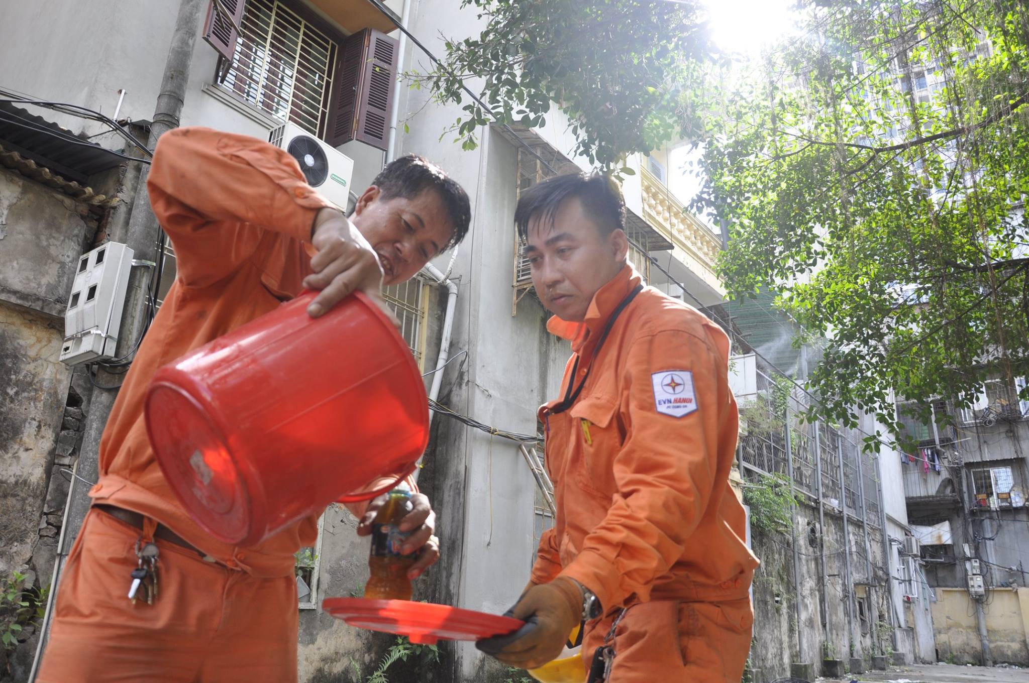 nang-nong-dinh-diem-nhan-vien-dien-luc-mang-loa-khap-pho-keu-goi-tiet-kiem-dien