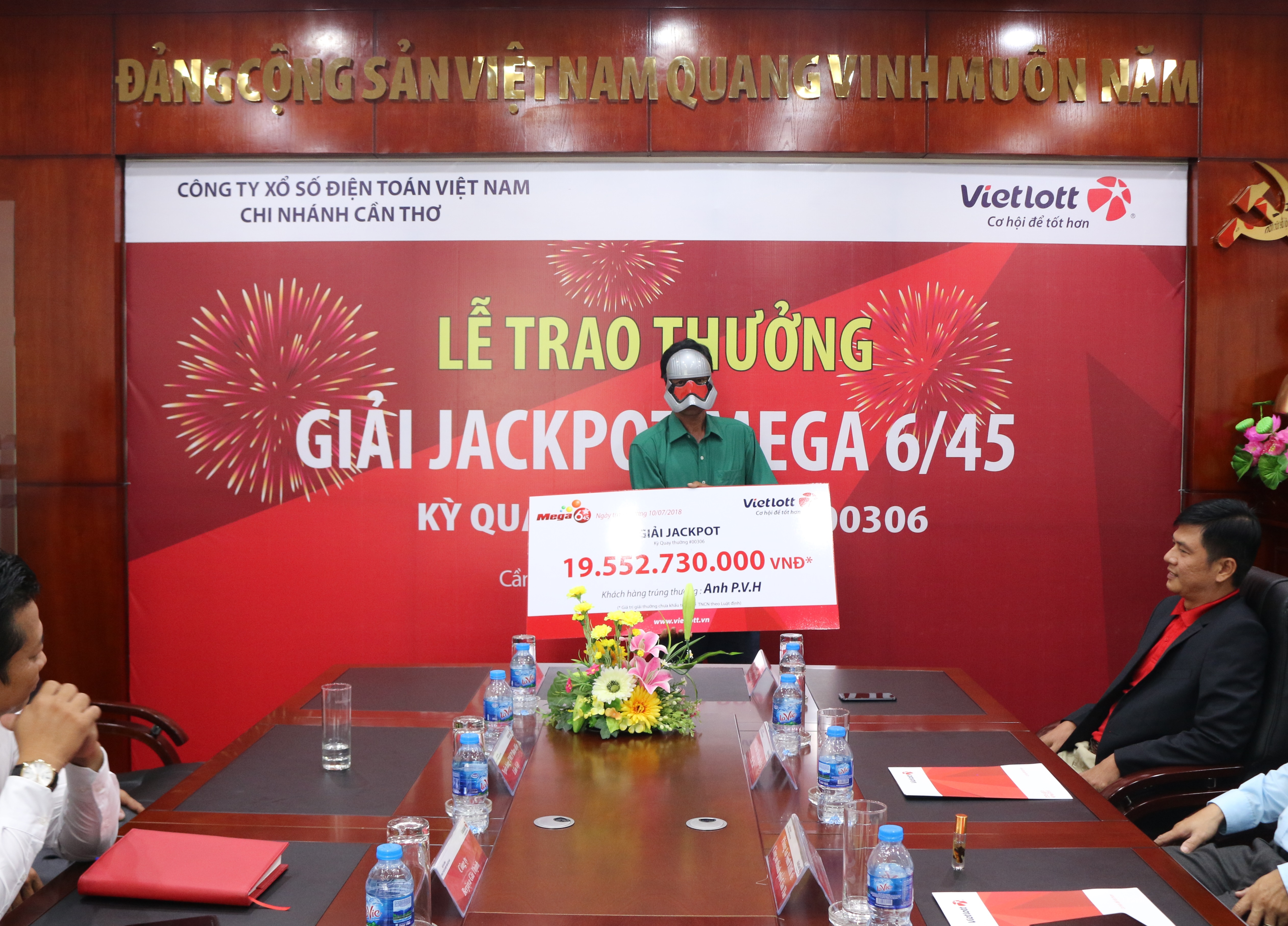 xo-so-vietlott-nong-dan-soc-trang-doi-doi-deo-mat-na-nhan-thuong-19-ty-dong