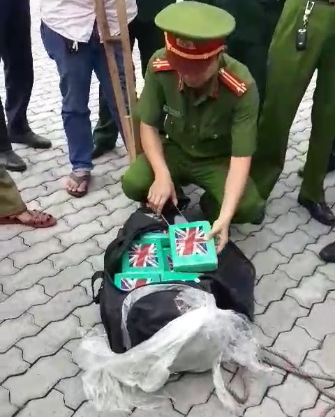 100-banh-cocain-trong-lo-hang-thep-tu-singapore-ve-vn-phia-cong-ty-thep-noi-gi