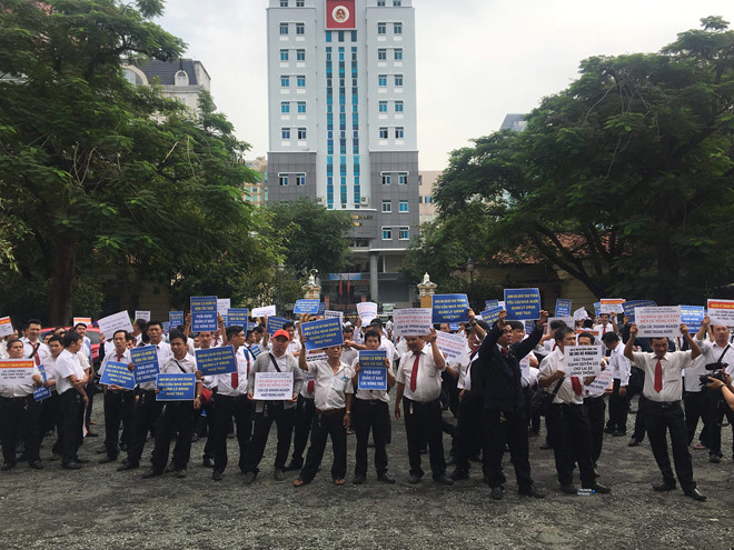 hang-tram-tai-xe-taxi-gio-khau-hieu-kien-grab-ly-do-thuc-su-phia-sau