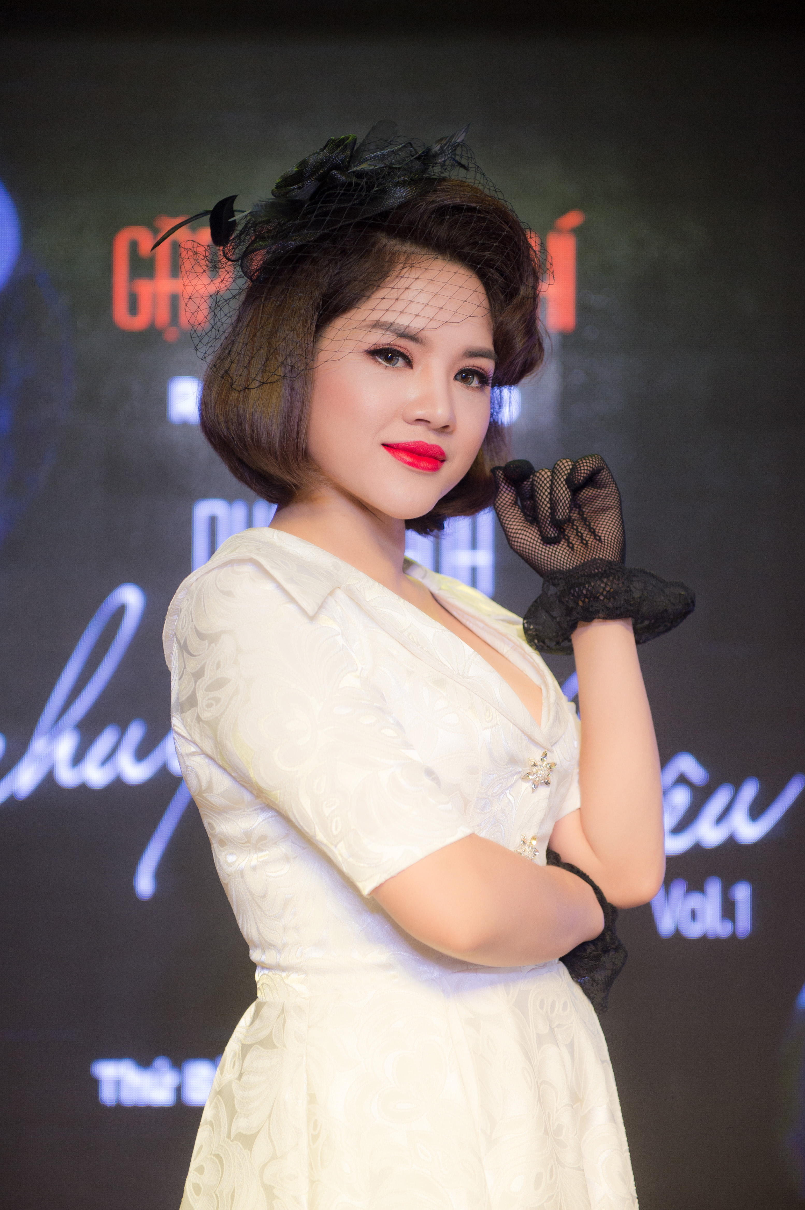 nu-ca-si-nha-thanh-ra-mat-album-vol-1--chuyen-tinh-yeu