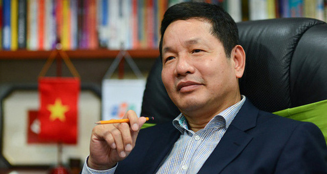 4-nam-nu-dai-gia-viet-nghin-ty-tung-lam-giao-vien-dung-tren-buc-giang