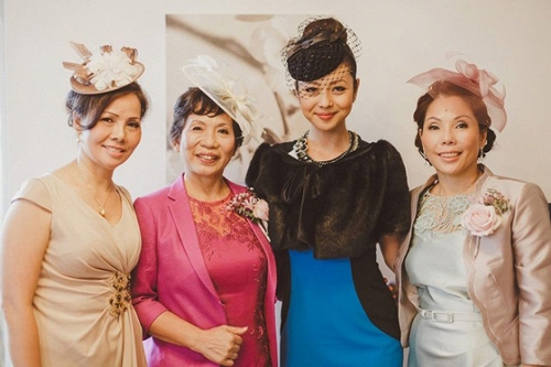 4-nam-nu-dai-gia-viet-nghin-ty-tung-lam-giao-vien-dung-tren-buc-giang
