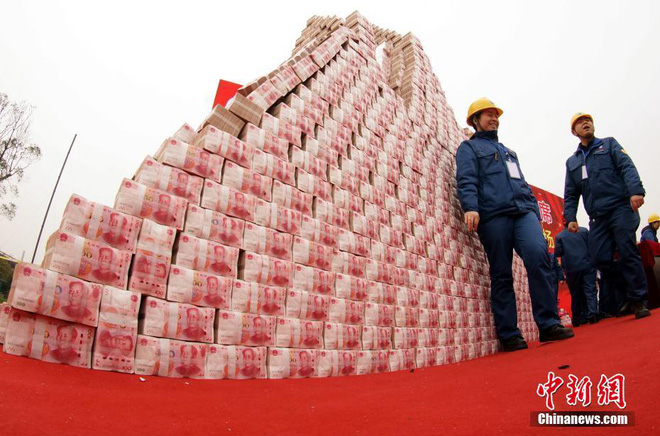 cong-ty-thep-thuong-tet-cong-nhan-200-trieunguoi-tien-mat-xep-thanh-nui-gay-choang