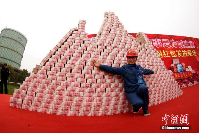 cong-ty-thep-thuong-tet-cong-nhan-200-trieunguoi-tien-mat-xep-thanh-nui-gay-choang