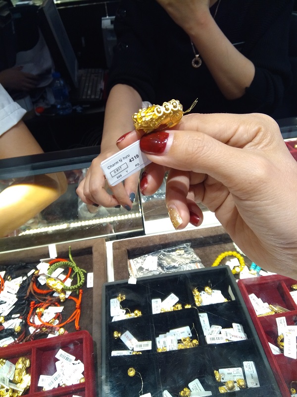 mua-vang-xong-lo-nang-khach-viet-quyet-dinh-bo-mua-vang-ngay-via-than-tai