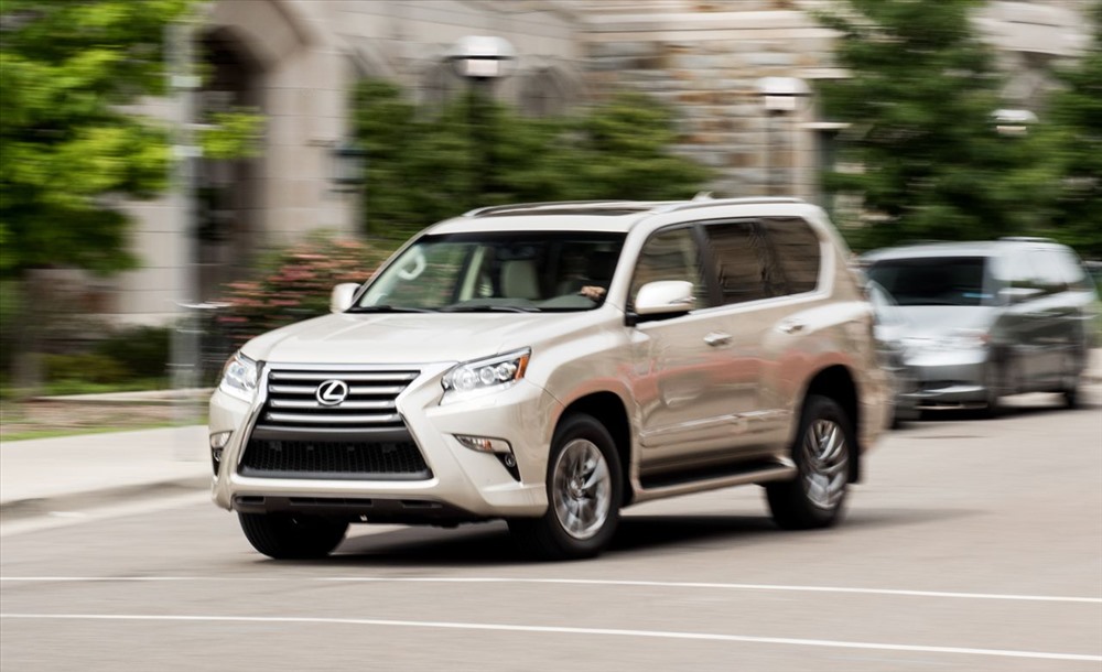 dong-xe-o-to-suv-nay-dang-dinh-loi-tui-khi-nghiem-trong-tai-xe-viet-can-can-trong