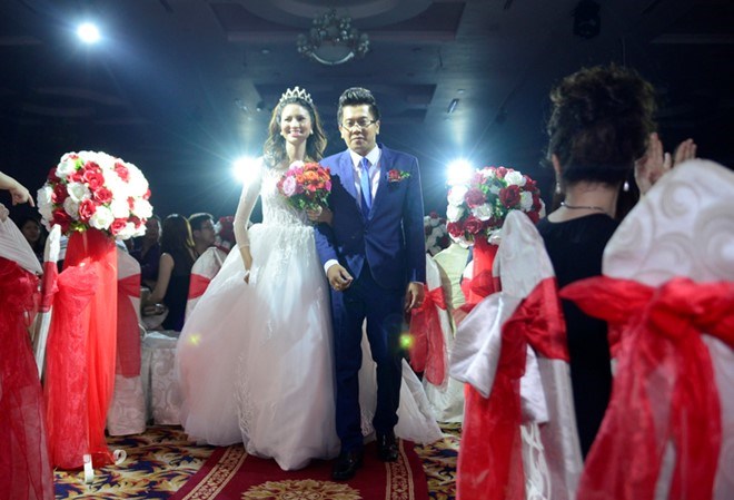 Hai người tìm hiểu và quen nhau khi cô lên phường nơi anh công tác để tiêm phòng