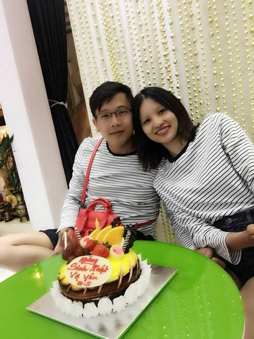 Hình ảnh đời thường của Lê Thị Phương và chồng hiện tại. Khi ''gái quê'' Lê Thị Phương dự thi Vietnam’ Next top model, vẻ ngoài tồ tệch, quê mùa, phát ngôn ngây ngô, gây sốc và gia cảnh khó khăn của cô đã thu hút sự tò mò của khán giả. Kết hôn khi cả hai còn đi học nên trong thời gian Lê Thị Phương đi thi, chồng cũ của cô đã vui vẻ khuyến khích vợ đăng kí thi đã đi hát đám cưới, đóng gạch, cày ruộng, chở lúa thuê... tích góp tiền giúp vợ. Chính vì điều này mà đám cưới của Lê Thị Phương với chồng mới càng thu hút sự chú ý của dư luận.