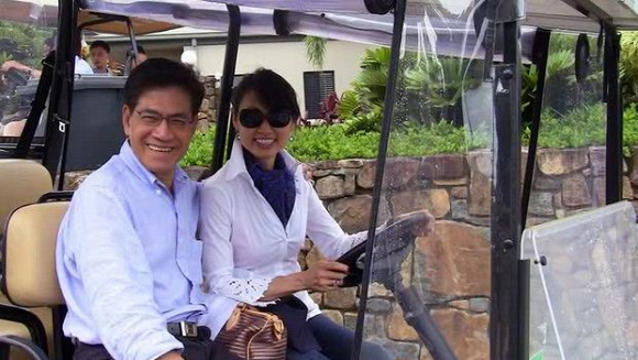 Sau sự cố đau thương với người vợ đầu và con đầu, MC Nguyễn Ngọc Ngạn đã tìm được hạnh phúc viên mãn bên người vợ thứ hai Sau sự cố đau thương với người vợ đầu và con đầu, MC Nguyễn Ngọc Ngạn đã tìm được hạnh phúc viên mãn bên người vợ thứ hai