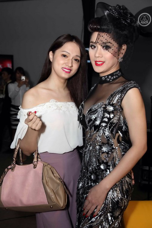 Đoạn ghi âm Hương Giang Idol chửi Lâm Chi Khanh với những lời lẽ khó nghe đã được cư dân mạng truyền tay nhau với tốc độ chóng mặt.