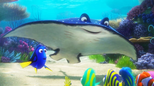 Tuy nhiên, mọi người xung quanh luôn cổ vũ cho cô, và chính điều đó đã phần nào giúp Dory tìm được cha mẹ, những người đang tươi cười rạng rỡ với niềm tự hào và phấn khích vì nhận ra con mình có thể tự hoàn thành một thử thách khó khăn như vậy. 