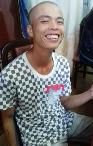 Đối tượng Trần Thế Hậu vẫn nở nụ cười tươi sau khi thực hiện h&agrave;nh vi tội &aacute;c