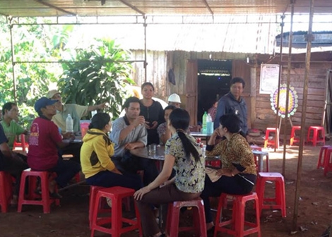 Nhiều người d&acirc;n đến chia buồn c&ugrave;ng gia đ&igrave;nh hai ch&aacute;u