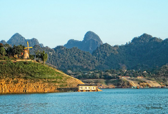 Thung Nai, 'vịnh Hạ Long tr&ecirc;n cạn' lựa chọn ho&agrave;n hảo cho địa điểm du lịch trăng mật của cặp vợ chồng son