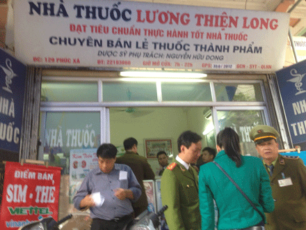 Lực lượng chức năng kiểm tra nh&agrave; thuốc