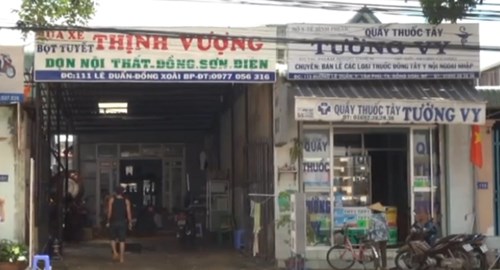 Gia đ&igrave;nh anh Đ&ocirc;n, chị Nga ở ngay cạnh hiệu thuốc của Chiến
