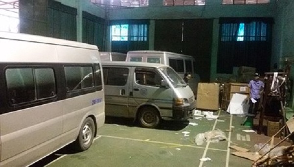 Xe đi&ecirc;n chở h&agrave;ng lậu