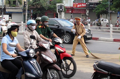 Nhiều người tỏ ra bất ngờ trước th&ocirc;ng tin CSGT kh&ocirc;ng được thưởng Tết 2015