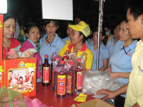 Nhiều c&ocirc;ng ty cắt thưởng Tết 2015 v&agrave; thay bằng qu&agrave;