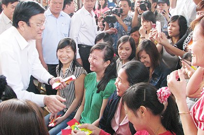 Chủ tịch nước đến thăm v&agrave; tặng l&igrave; x&igrave; cho c&ocirc;ng nh&acirc;n kh&ocirc;ng c&oacute; điều kiện về qu&ecirc; ăn Tết