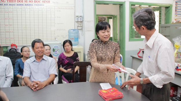 Nhiều thầy cô mong mỏi có thêm lương tháng 13 làm thưởng Tết giáo viên Nhiều thầy cô mong mỏi có thêm lương tháng 13 làm thưởng Tết giáo viên