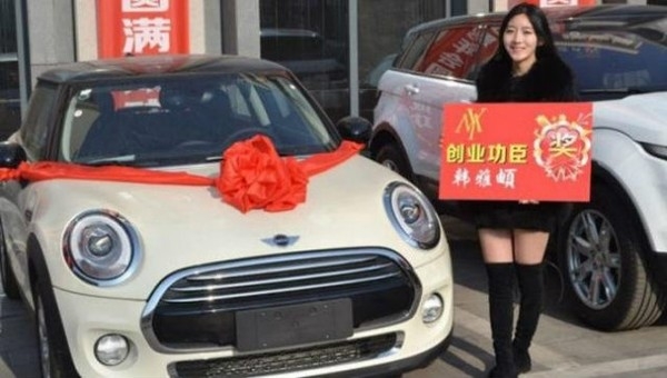 Nữ nhân viên bên phần thưởng Tết là một chiếc ô tô BMW