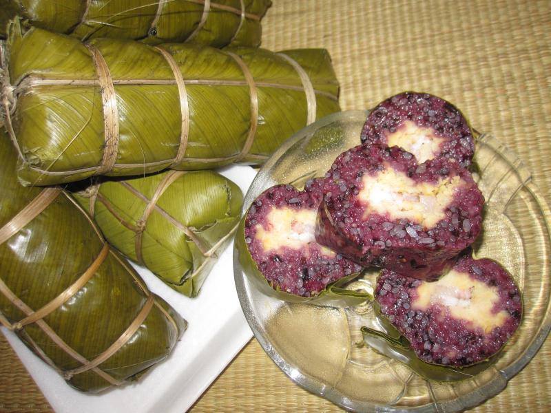 B&aacute;nh chưng cẩm của người T&agrave;y Lạng Sơn m&agrave;u sắc v&agrave; hương vị đều rất hấp dẫn