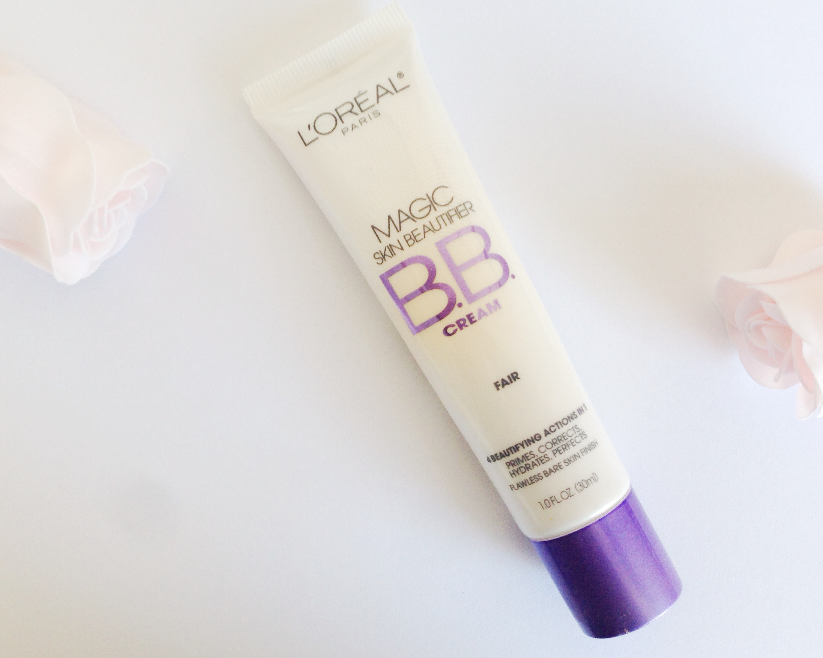 Mỹ phẩm gi&aacute; rẻ B.B Cream của L'oreal đem lại vẻ mịn m&agrave;ng kh&ocirc;ng t&igrave; vết cho những c&ocirc; n&agrave;ng c&ocirc;ng sở