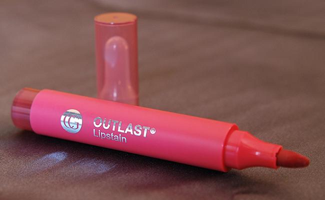 Trong số những loại son gi&aacute; dưới 300 ngh&igrave;n m&agrave; bền m&agrave;u phải kể đến son Outlast Lip Stain của thương hiệu Covergirl