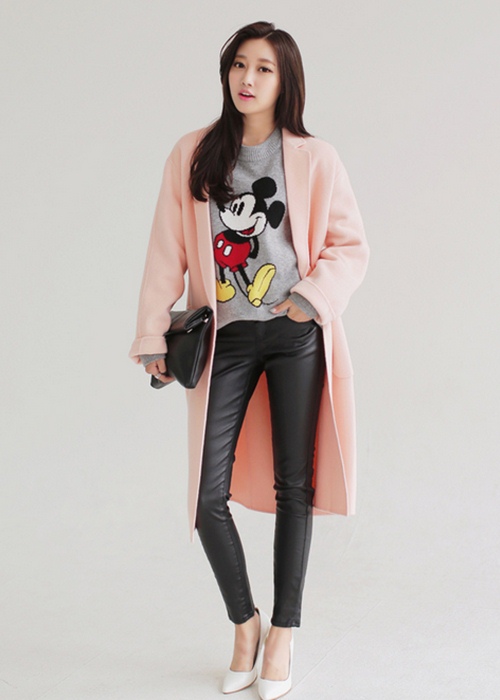 &Aacute;o dạ d&aacute;ng d&agrave;i m&agrave;u hồng pastel v&agrave; &aacute;o pull họa tiết gi&uacute;p bạn g&aacute;i tr&ocirc;ng thật phong c&aacute;ch
