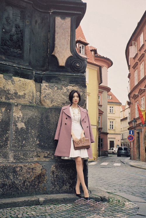 Phối đồ với &aacute;o dạ d&aacute;ng d&agrave;i theo phong c&aacute;ch vintage cũng l&agrave; một sự kết hợp ho&agrave;n hảo cho thời trang Valentine của bạn g&aacute;i