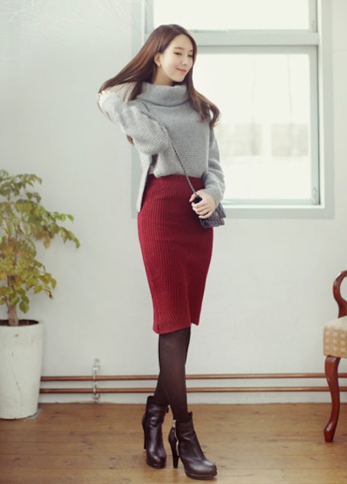 Set ch&acirc;n v&aacute;y len mang tone đỏ nổi bật v&agrave; &aacute;o len cổ lọ oversize rất đ&aacute;ng c&oacute; trong thời trang Valentine của bạn g&aacute;i