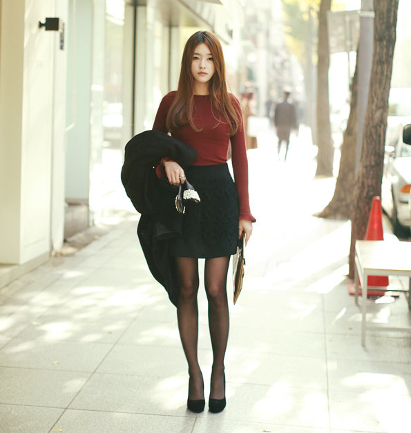 Ch&acirc;n v&aacute;y len + &aacute;o pull + &aacute;o kho&aacute;c + gi&agrave;y cao g&oacute;t l&agrave; một c&ocirc;ng thức ho&agrave;n hảo cho chị em xuống phố ng&agrave;y Valentine