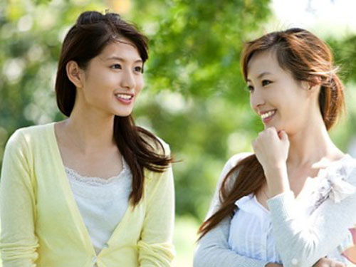 Nếu bạn đang buồn chán, tức giận hoặc khó chịu vì một chuyện gì đó. Hãy đặt một cây bút bì ngang miệng và giữ trong vài phút, mẹo vặt này khiến cơ miệng của bạn giống như đang cười do đó sẽ đánh lừa bộ não và khiến tâm trạng của bạn tốt lên.