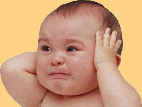 Nếu bạn muốn kìm nén cảm xúc khi đang ở nơi công cộng, hãy nắm chặt bàn tay và mở to hai mắt không chớp. Điều này giúp ngăn chặn những giọt nước mắt hình thành.