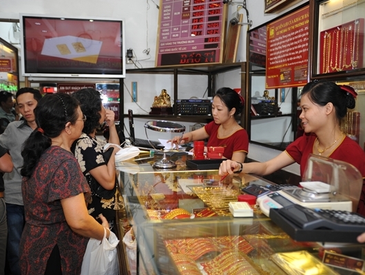 Người d&acirc;n đổ x&ocirc; đi mua v&agrave;ng