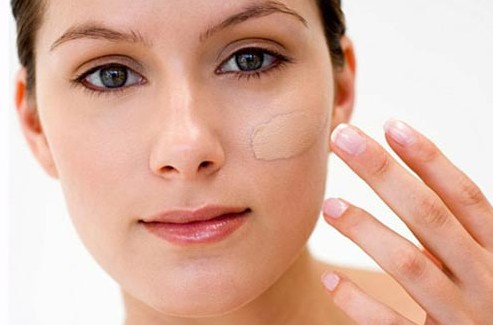 Thoa một lớp kem nền nhẹ nh&agrave;ng
