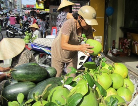 Tr&aacute;i c&acirc;y tăng gi&aacute; ng&agrave;y tết Đoan ngọ